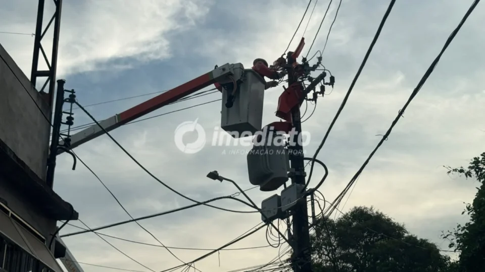 Moradores relatam troca de fiação e falta de energia no Japiim após decisão judicial contra substituição de cabos