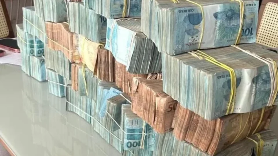 COFRE DA FACÇÃO: polícia apreende quase R$ 2 milhões escondidos em caixas de peças de moto no Amapá