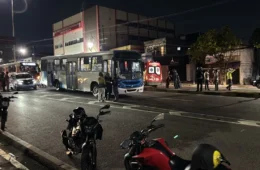 VEJA VÍDEO: Colisão entre moto e ônibus deixa motociclista de ônibus na Djalma Batista, em Manaus