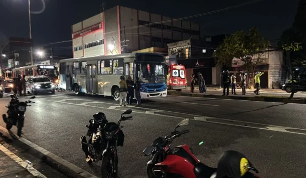 VEJA VÍDDEO: Colisão entre moto e ônibus deixa motociclista de ônibus na Djalma Batista, em Manaus