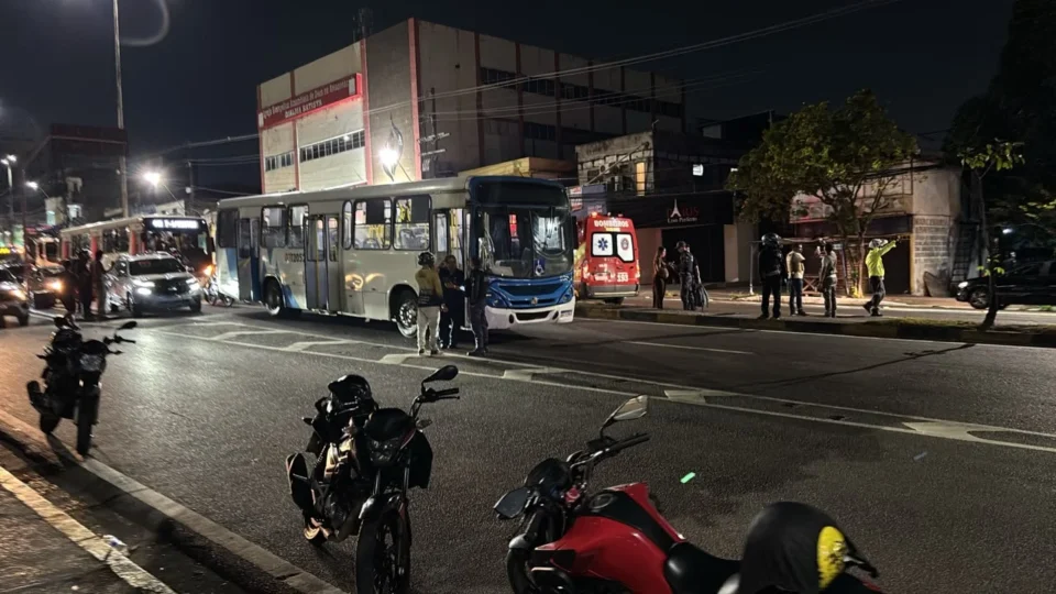 VEJA VÍDDEO: Colisão entre moto e ônibus deixa motociclista de ônibus na Djalma Batista, em Manaus