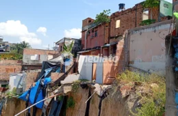 “A rua está sumindo”: moradores denunciam avanço de barranco que destrói casas no Mauazinho