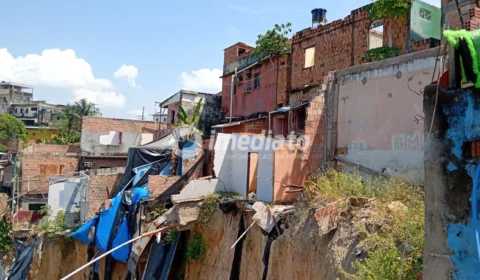 “A rua está sumindo”: moradores denunciam avanço de barranco que destrói casas no Mauazinho