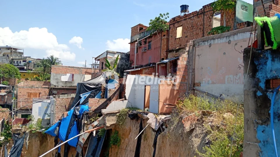 “A rua está sumindo”: moradores denunciam avanço de barranco que destrói casas no Mauazinho