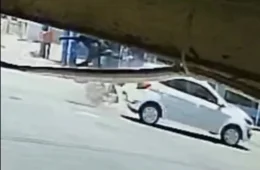 ARREMESSADO NA BATIDA: entregador de aplicativo voa da moto após colisão no Centro de Macapá