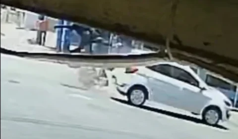 ARREMESSADO NA BATIDA: entregador de aplicativo voa da moto após colisão no Centro de Macapá