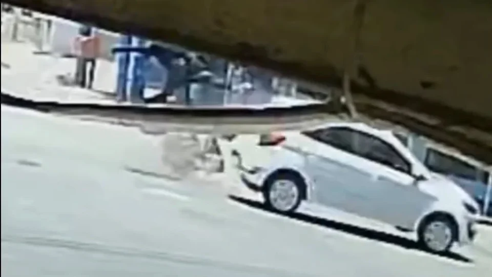 ARREMESSADO NA BATIDA: entregador de aplicativo voa da moto após colisão no Centro de Macapá