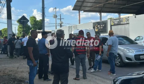 Motoristas terceirizados da Polícia Civil protestam por falta de pagamento em Manaus