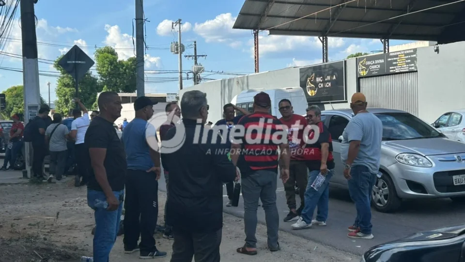Motoristas terceirizados da Polícia Civil protestam por falta de pagamento em Manaus