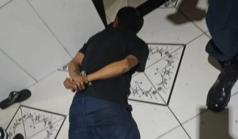 Homem é preso com armas e falsos distintivos da Polícia Civil após sequestro no Pará