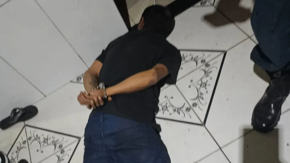 Homem é preso com armas e falsos distintivos da Polícia Civil após sequestro no Pará