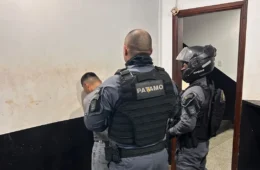 Homem com dois mandados por tráfico é preso durante patrulhamento em Macapá