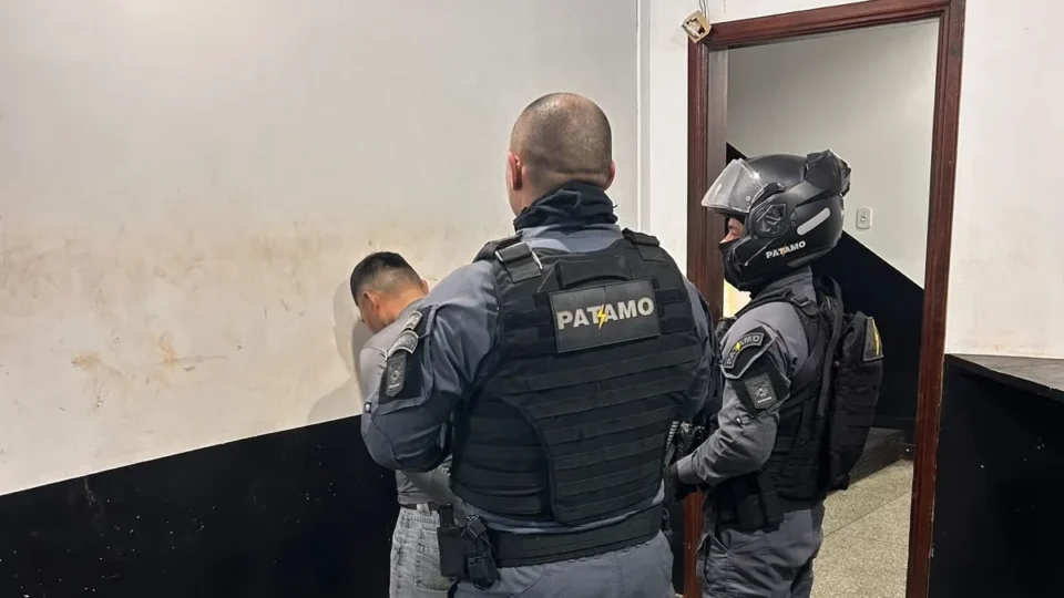 Homem com dois mandados por tráfico é preso durante patrulhamento em Macapá