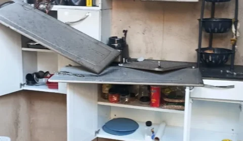 Casa é arrombada, furtada e incendiada durante ausência de moradores em Porto Velho