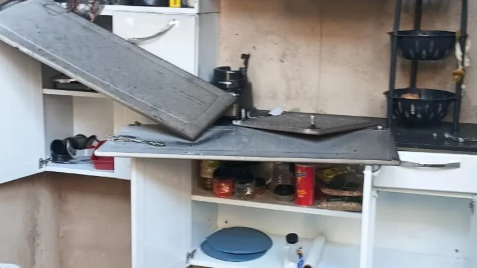 Casa é arrombada, furtada e incendiada durante ausência de moradores em Porto Velho