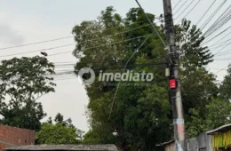 PERIGO NA RUA: moradores do Jorge Teixeira denunciam fios de alta tensão no chão e falta de energia