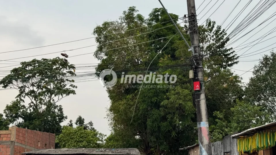 PERIGO NA RUA: moradores do Jorge Teixeira denunciam fios de alta tensão no chão e falta de energia
