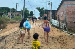 “QUEREMOS ASFALTO”: moradores do Coliseu 3 mostram dificuldades para atravessar rua tomada pela lama