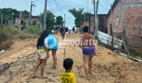 “QUEREMOS ASFALTO”: moradores do Coliseu 3 mostram dificuldades para atravessar rua tomada pela lama