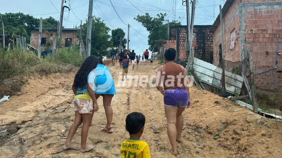 “QUEREMOS ASFALTO”: moradores do Coliseu 3 mostram dificuldades para atravessar rua tomada pela lama