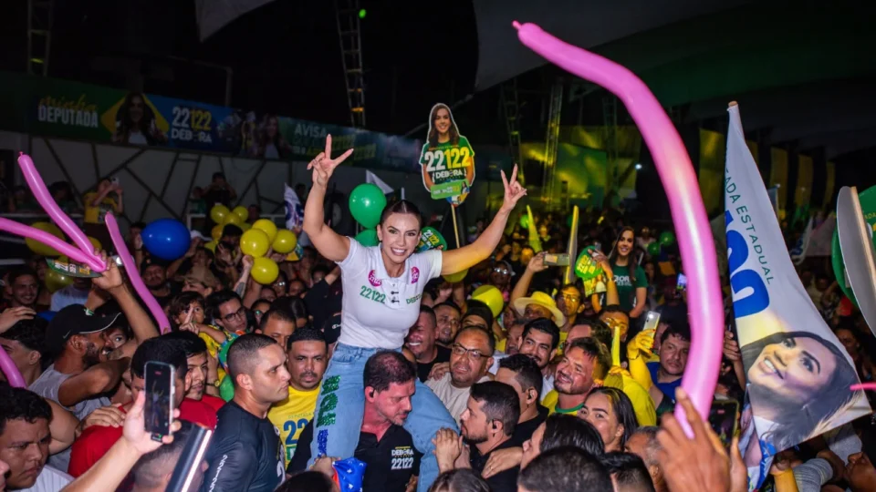 Débora Menezes reúne apoiadores em grande ato na reta final da campanha