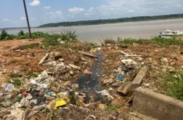 DESCASO | Esgoto a céu aberto revolta moradores e comerciantes no Cai N’Água