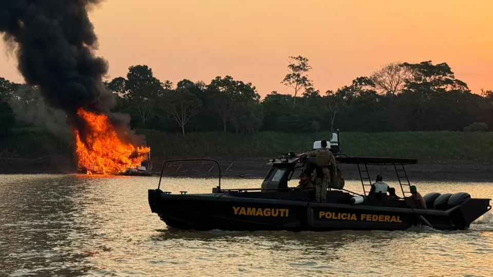 Megaoperação contra garimpo ilegal no Amazonas destrói 22 dragas e cinco embarcações no Rio Madeira