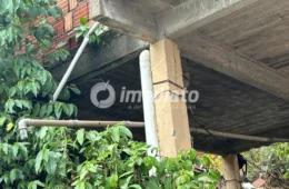 Desbarrancamento após chuva destrói acesso a casa e deixa moradores em situação de risco no Manoa