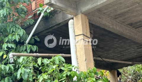 Desbarrancamento após chuva destrói acesso a casa e deixa moradores em situação de risco no Manoa