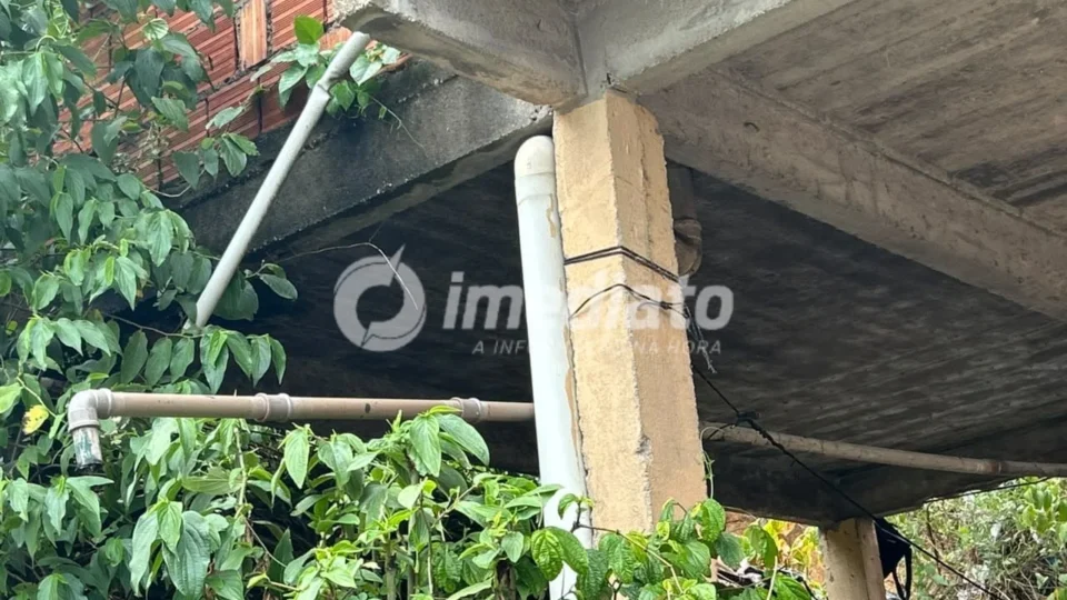Desbarrancamento após chuva destrói acesso a casa e deixa moradores em situação de risco no Manoa