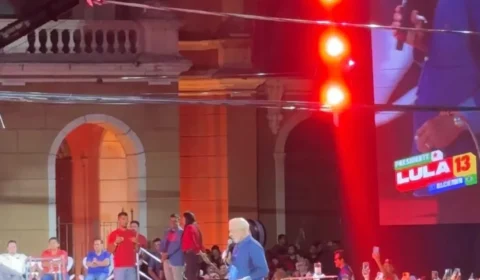 Lula reúne cerca de 100 mil pessoas em ato político na Praça da República, em Belém