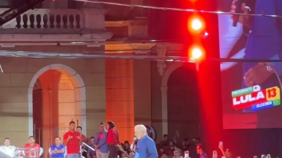 Lula reúne cerca de 100 mil pessoas em ato político na Praça da República, em Belém