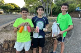 Três adolescentes vendem produtos para arrecadar dinheiro e participar de campeonato de futebol em Boa Vista