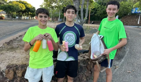 Três adolescentes vendem produtos para arrecadar dinheiro e participar de campeonato de futebol em Boa Vista