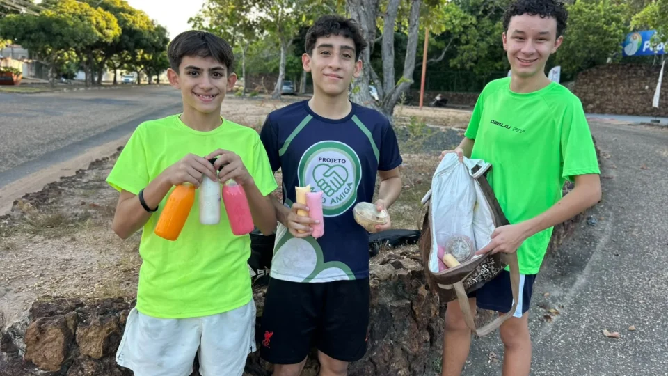 Três adolescentes vendem produtos para arrecadar dinheiro e participar de campeonato de futebol em Boa Vista