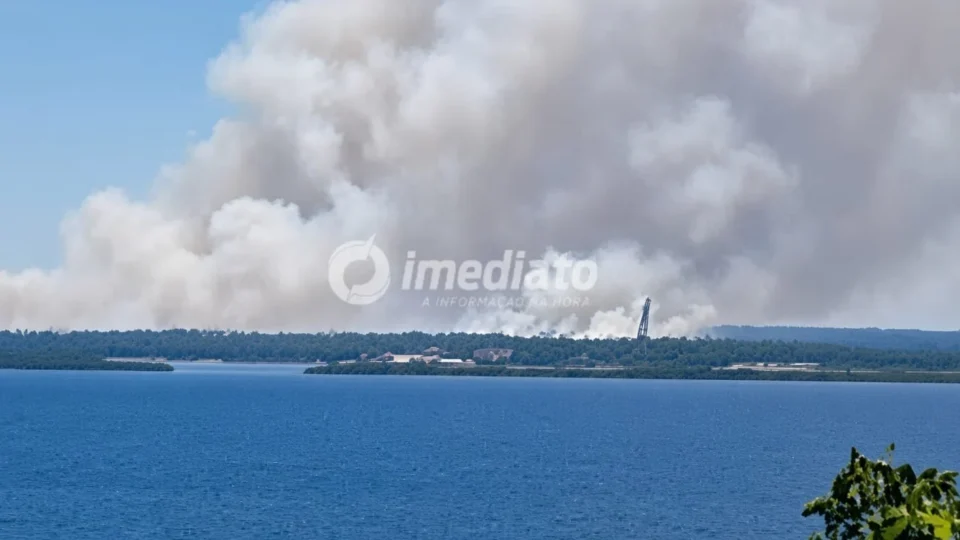 VÍDEO: Fumaça intensa toma o céu e chama atenção na região do Cacau Pirêra