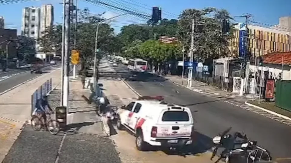 Viatura dos Bombeiros bate em duas motos do Samu em Belém