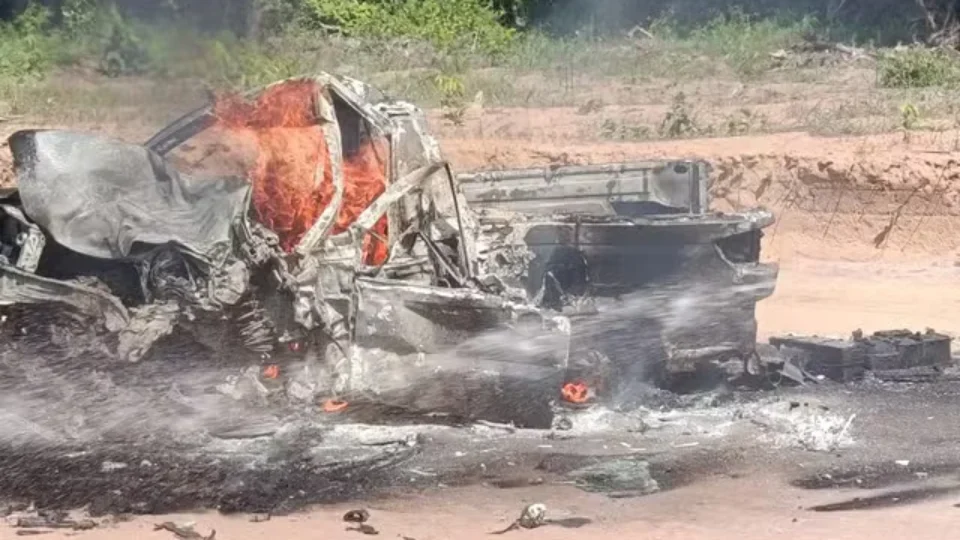 Dois carros colidem de frente e uma pessoa morre carbonizada no sul do Amapá