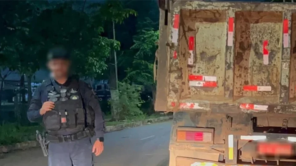 NÃO VIU: Motociclista fica em estado gravíssimo após bater em caçamba na zona Sul de Porto Velho