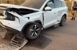 Carro avança preferencial e provoca capotamento em Boa Vista; veja vídeo
