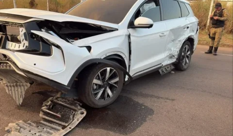 Carro avança preferencial e provoca capotamento em Boa Vista; veja vídeo