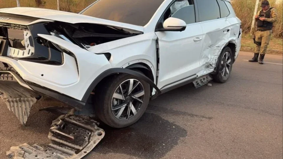 Carro avança preferencial e provoca capotamento em Boa Vista; veja vídeo