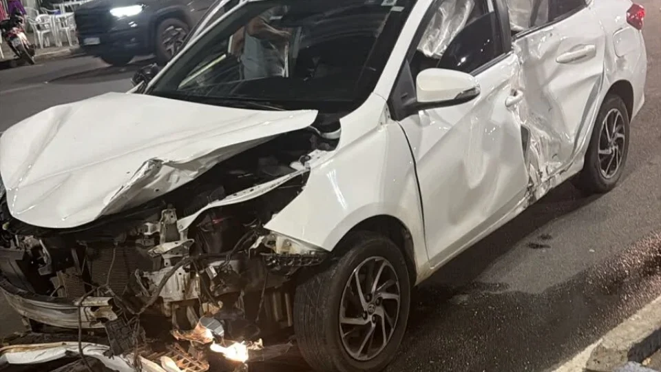 Três pessoas ficam feridas após acidente entre carro e duas motos em Boa Vista