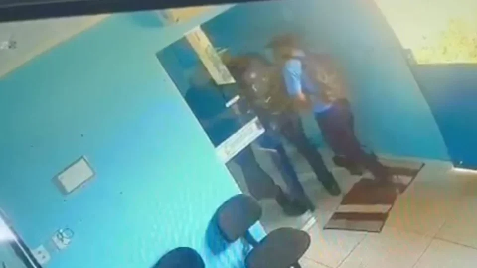Transportadora é invadida e criminosos armados levam R$ 50 mil; veja vídeo