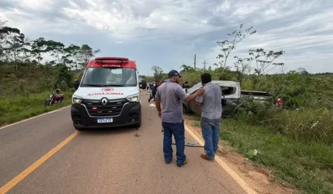 Homem morre e duas crianças ficam em estado grave após caminhonete capotar com 6 pessoas no Acre