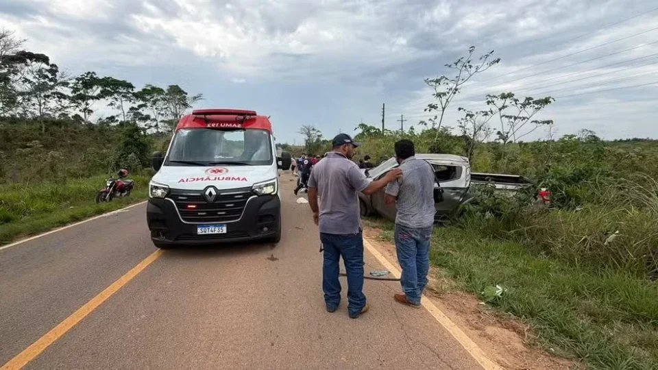 Homem morre e duas crianças ficam em estado grave após caminhonete capotar com 6 pessoas no Acre