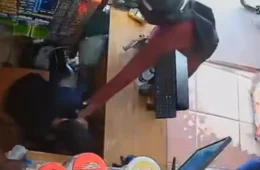 VÍDEO | Dupla armada invade estabelecimento e rouba cordão de jovem em Santarém