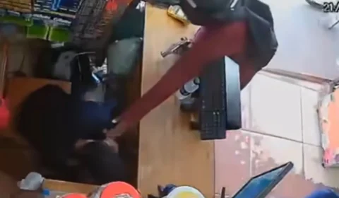 VÍDEO | Dupla armada invade estabelecimento e rouba cordão de jovem em Santarém