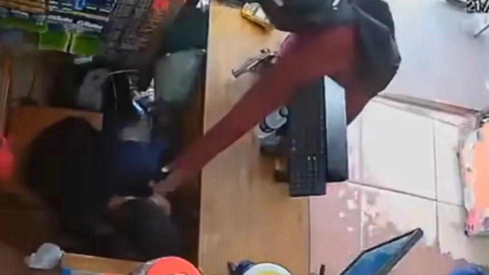 VÍDEO | Dupla armada invade estabelecimento e rouba cordão de jovem em Santarém