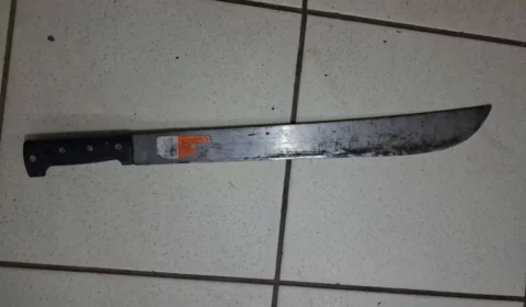 Mulher é presa após invadir casa com facão, ameaçar moradora e agredir adolescente em Roraima